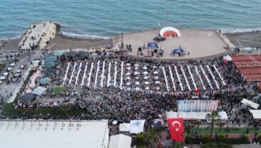 71 mahalleden kadınlar 71 kazanda yemek yaptı, binlerce kişiye ikram etti