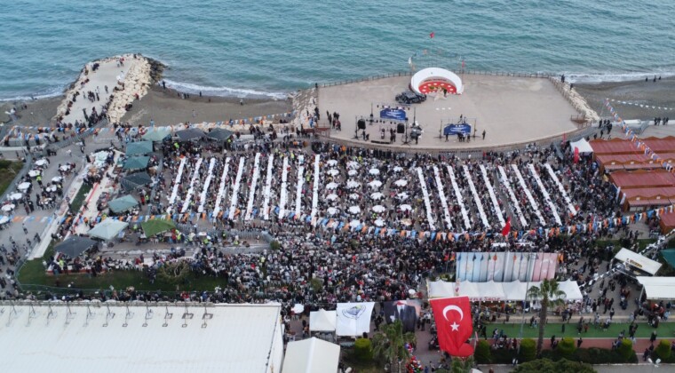 71 mahalleden kadınlar 71 kazanda yemek yaptı, binlerce kişiye ikram etti