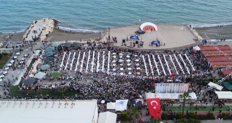 71 mahalleden kadınlar 71 kazanda yemek yaptı, binlerce kişiye ikram etti