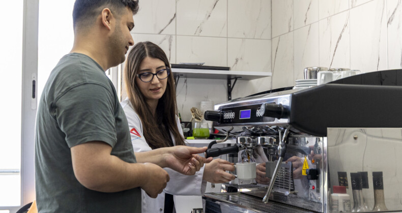 MERSİN BÜYÜKŞEHİR’DEN KAHVE TUTKUNLARINI SEVİNDİREN EĞİTİM: ‘KAHVE YAPIMI VE SUNUMU’