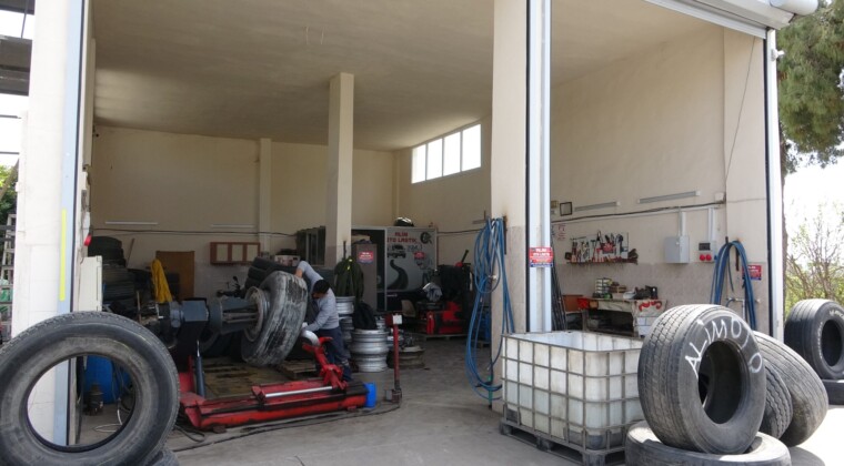 MERSİN’DE KAMYON LASTİĞİ ŞİŞİRİRKEN PATLADI: O ANLAR KAMERADA