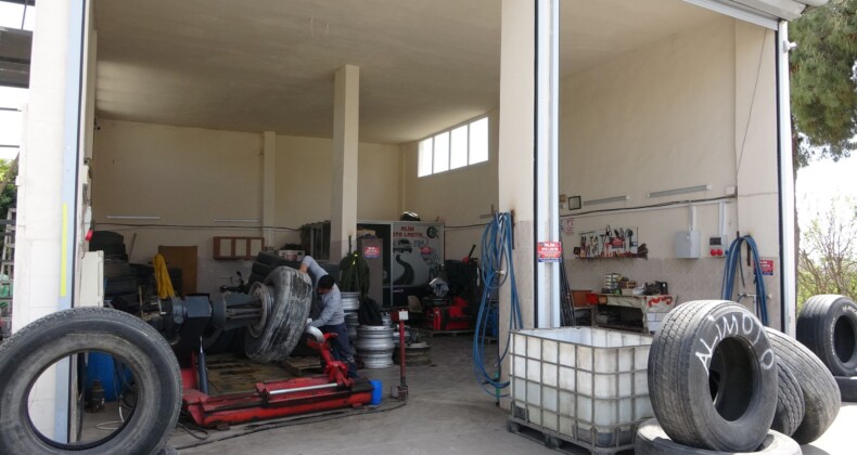 MERSİN’DE KAMYON LASTİĞİ ŞİŞİRİRKEN PATLADI: O ANLAR KAMERADA