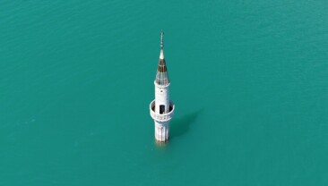 GEÇMİŞİN İZİ SU ÜSTÜNDE: MİNARE AYAKTA