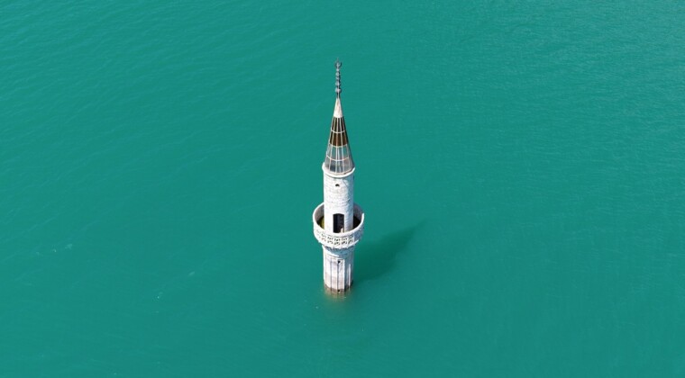 GEÇMİŞİN İZİ SU ÜSTÜNDE: MİNARE AYAKTA