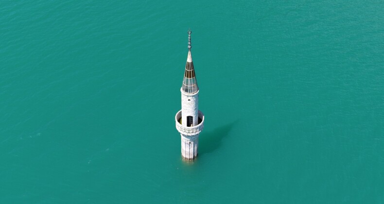 GEÇMİŞİN İZİ SU ÜSTÜNDE: MİNARE AYAKTA