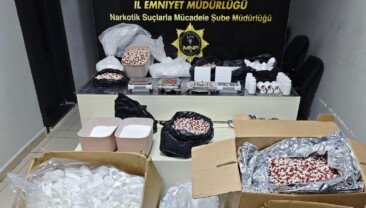 Mersin’de sentetik ecza imalathanesine operasyon: Binlerce hap ele geçirildi, 2 tutuklama