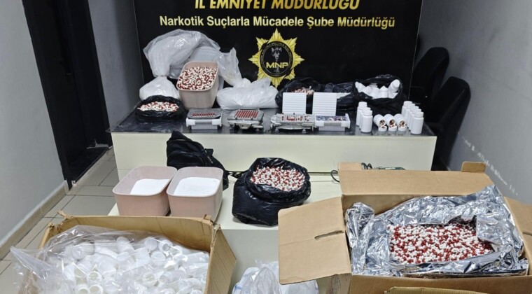Mersin’de sentetik ecza imalathanesine operasyon: Binlerce hap ele geçirildi, 2 tutuklama