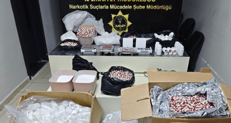 Mersin’de sentetik ecza imalathanesine operasyon: Binlerce hap ele geçirildi, 2 tutuklama