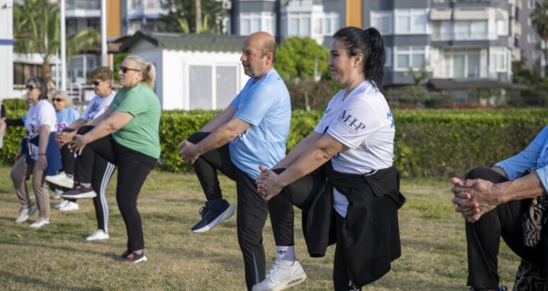 Mersin sahilinde sabah sporu buluşmaları yoğun ilgi görüyor