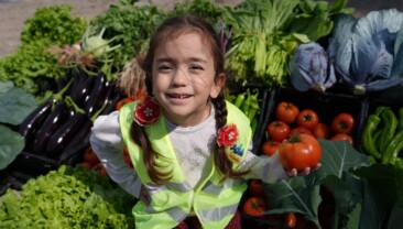 ÇOCUK SERASINDA MİNİKLER YETİŞTİRDİKLERİ SEBZELERİ HASAT ETTİ