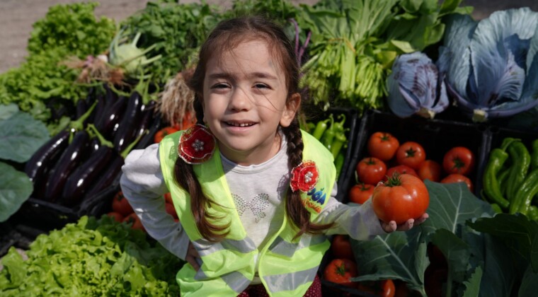 ÇOCUK SERASINDA MİNİKLER YETİŞTİRDİKLERİ SEBZELERİ HASAT ETTİ