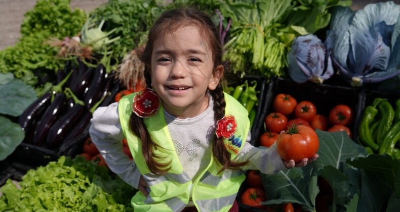 ÇOCUK SERASINDA MİNİKLER YETİŞTİRDİKLERİ SEBZELERİ HASAT ETTİ