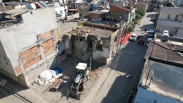 Akdeniz Belediyesi metruk binaları kontrollü şekilde yıkıyor