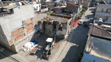 Akdeniz Belediyesi metruk binaları kontrollü şekilde yıkıyor