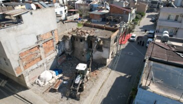 Akdeniz Belediyesi metruk binaları kontrollü şekilde yıkıyor