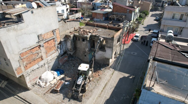 Akdeniz Belediyesi metruk binaları kontrollü şekilde yıkıyor
