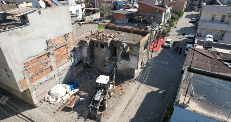Akdeniz Belediyesi metruk binaları kontrollü şekilde yıkıyor