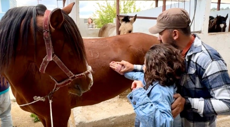 Otizmli çocuklara atla terapi desteği