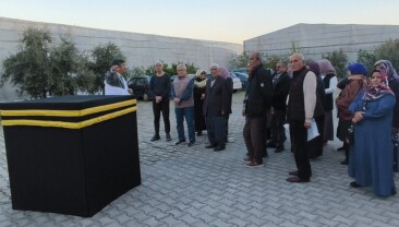 Anamur’da hacı adaylarına Kabe maketiyle uygulamalı eğitim
