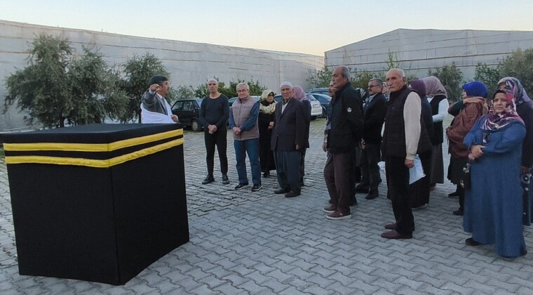 Anamur’da hacı adaylarına Kabe maketiyle uygulamalı eğitim