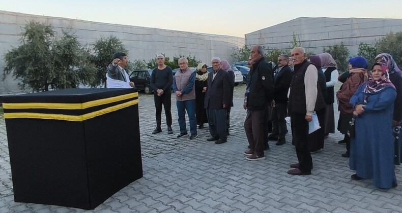 Anamur’da hacı adaylarına Kabe maketiyle uygulamalı eğitim