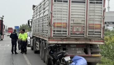 Park halindeki kamyona çarpan 80 yaşındaki motosikletli hayatını kaybetti