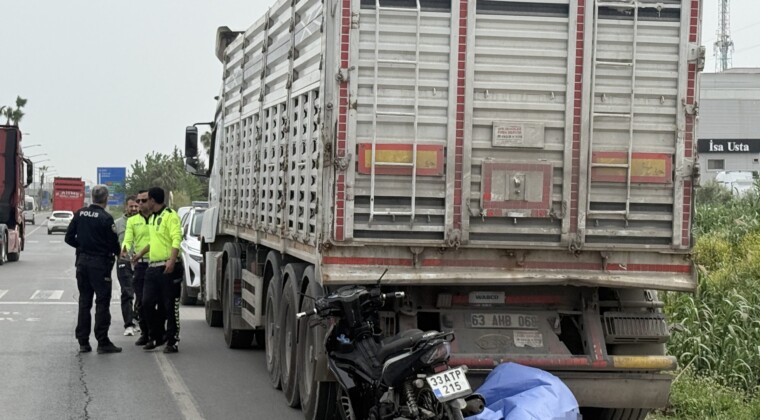 Park halindeki kamyona çarpan 80 yaşındaki motosikletli hayatını kaybetti