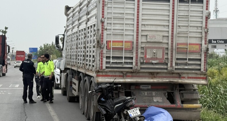Park halindeki kamyona çarpan 80 yaşındaki motosikletli hayatını kaybetti