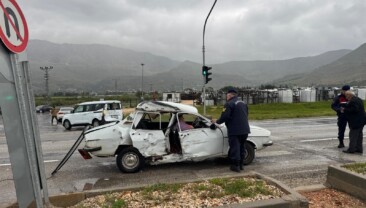 Silifke’de iki aracın karıştığı kazada 3 kişi yaralandı