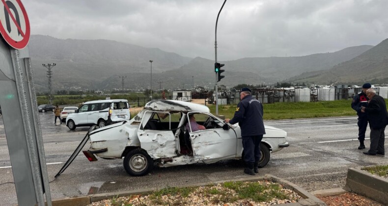 Silifke’de iki aracın karıştığı kazada 3 kişi yaralandı