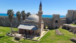 Mamure Kalesi camisinde 700 yıldır ibadet sürüyor