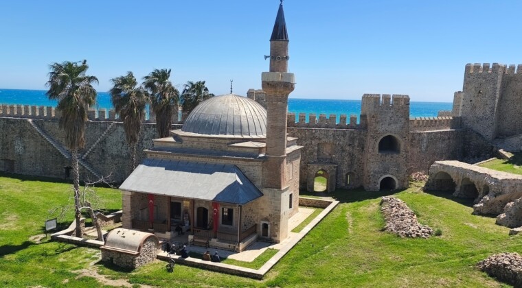 Mamure Kalesi camisinde 700 yıldır ibadet sürüyor