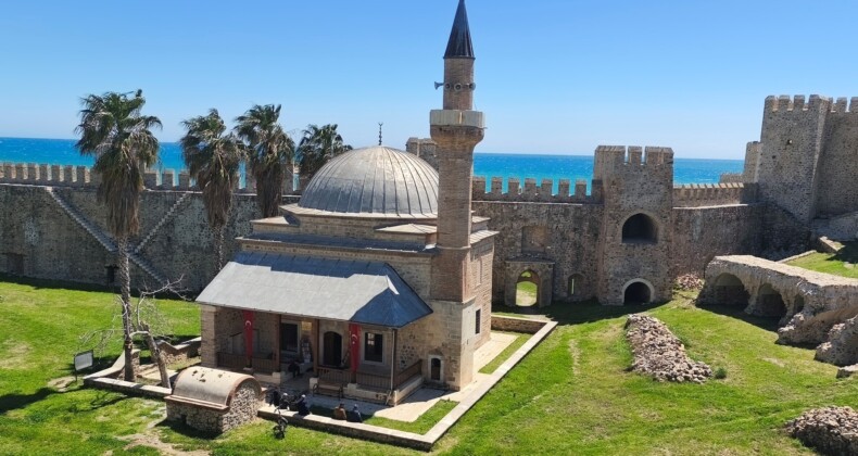 Mamure Kalesi camisinde 700 yıldır ibadet sürüyor