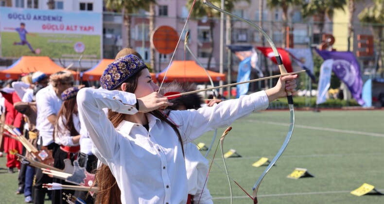 Mersin’de geleneksel okçuluk şöleni: 13 ilçeden 150 sporcu katıldı