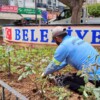 AKDENİZ’DE BAHAR MESAİSİ: PARKLAR 50 BİN ÇİÇEKLE RENKLENİYOR