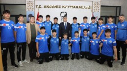 TÜRKİYE ŞAMPİYONASI’NA KATILACAK OLAN U-15 FUTBOL TAKIMI KAYMAKAM ŞENER’İ ZİYARET ETTİ