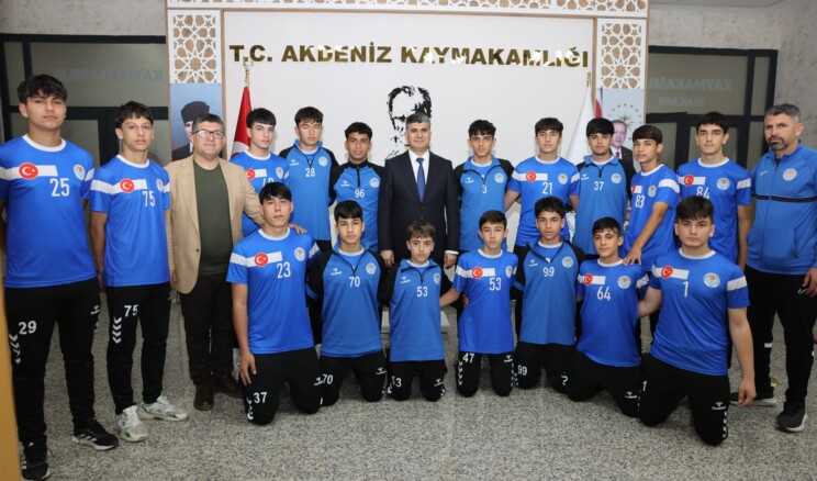 TÜRKİYE ŞAMPİYONASI’NA KATILACAK OLAN U-15 FUTBOL TAKIMI KAYMAKAM ŞENER’İ ZİYARET ETTİ