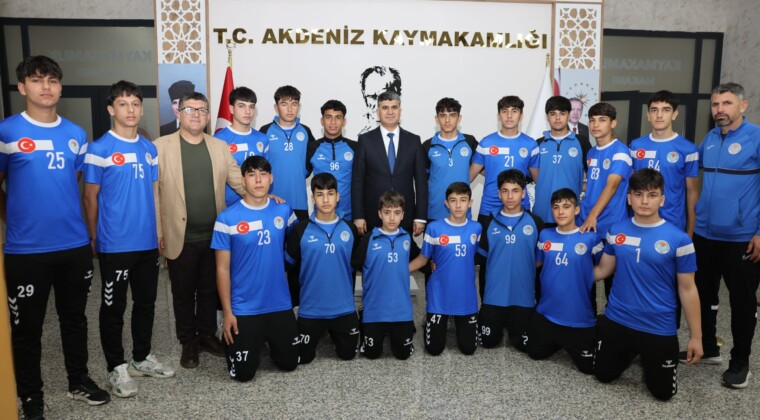 TÜRKİYE ŞAMPİYONASI’NA KATILACAK OLAN U-15 FUTBOL TAKIMI KAYMAKAM ŞENER’İ ZİYARET ETTİ