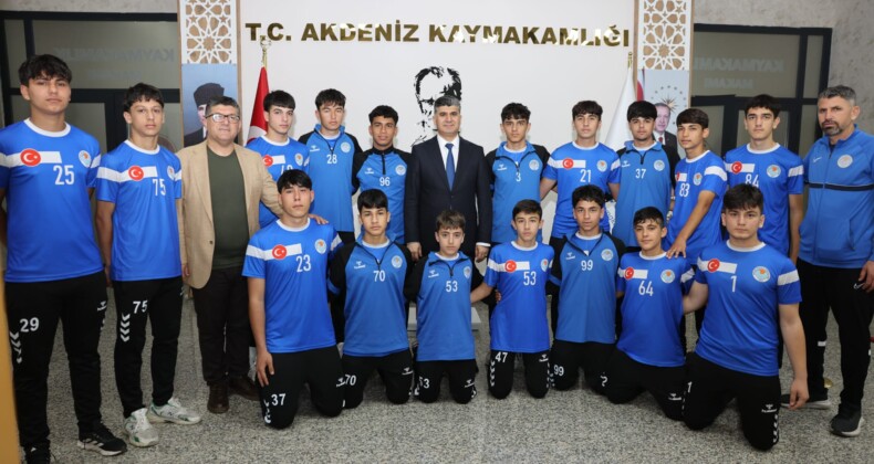 TÜRKİYE ŞAMPİYONASI’NA KATILACAK OLAN U-15 FUTBOL TAKIMI KAYMAKAM ŞENER’İ ZİYARET ETTİ