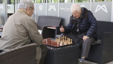 MERSİN’DE EMEKLİLER DOLU DOLU GÜNLER GEÇİRİYOR