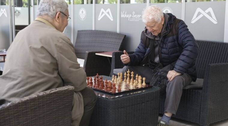 MERSİN’DE EMEKLİLER DOLU DOLU GÜNLER GEÇİRİYOR