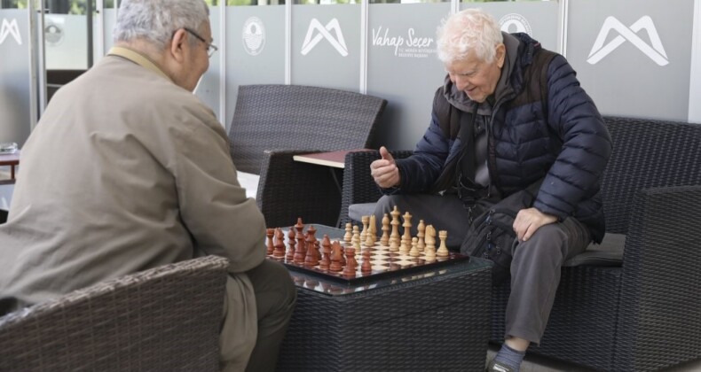 MERSİN’DE EMEKLİLER DOLU DOLU GÜNLER GEÇİRİYOR
