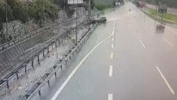 Otomobil bariyerlere ve araca çarptı