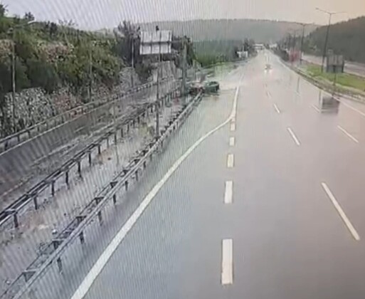 Otomobil bariyerlere ve araca çarptı
