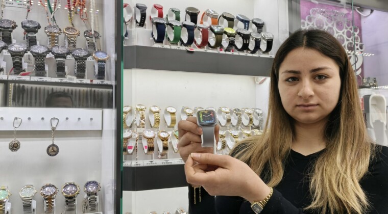 BİRİNİ SATIN ALDI, DİĞERİNİ ÇALDI: O ANLAR KAMERADA