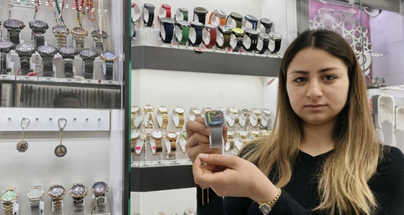 BİRİNİ SATIN ALDI, DİĞERİNİ ÇALDI: O ANLAR KAMERADA