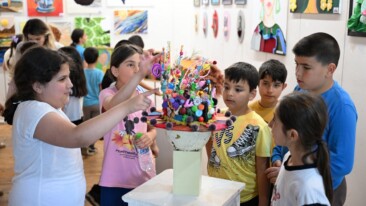 Mersin’de çocuk kampüslerinden çıkan eserler sergide buluştu