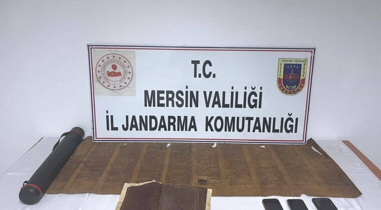 Mersin’de tarihi eser operasyonu: Tevrat ve el yazması eser ele geçirildi