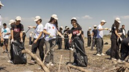 Mersin’de öğrenciler sahil temizliği için seferber oldu