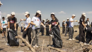 Mersin’de öğrenciler sahil temizliği için seferber oldu